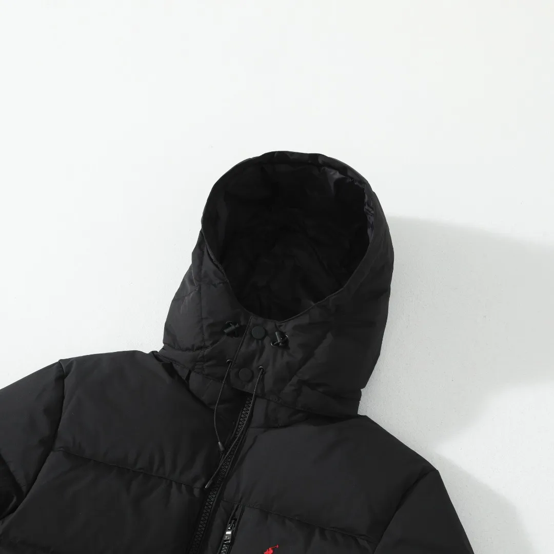 P660 #R54 Ralph Lauren/Ralph Lauren hooded down jacket (top quality, feel free to compare), using imported Barudan embroidery machine, carefully crafted with thousands of needles electric embroidery technology. Imported No. 7 needles and special embroidery thread ensure that every letter of the polo logo is full, three-dimensional and clear, creating the "most expensive embroidery logo" that can be called a work of art. Top-notch velvet core, luxurious warmth. Filled with national standard 80% high-quality white duck down, bringing excellent thermal insulation performance. At the same time, it is lightweight and can quickly regain its fluffiness after compression, bringing you a warm embrace without burden and resisting the harsh winter. Technical fabrics, no fear of wind and snow •Long-lasting fluffy and shape-retaining: High-quality filling ensures that the down jacket is not easy to stiffen and keeps you warm for a long time. •Strict anti-velvet technology: Using 400T gall fabric with pinhole retraction technology, it fundamentally eliminates the phenomenon of velvet leakage and makes wearing more secure. •All-round protective experience: Windproof and waterproof matte fabric, combined with an adjustable hem with a built-in drawstring buckle, can effectively lock in temperature and cold, and cope with changeable weather. Perfect details, creating a classic •Original electroplated YK zipper, smooth and durable, with brand texture highlighted in every detail. •Detachable hood design, one garment can be worn multiple times to meet different occasions and outfit needs. •Original hangtag and washed label, quality guaranteed. Five colors come together for couples to enjoy together: black is cool, beige is gentle, navy is calm, khaki is retro, and green is fresh. Available in five colors, the same style for men and women, it can be worn perfectly as a couple's outfit or a personalized item, becoming an indispensable fashion equipment on the streets in winter. Color: black, khaki, navy blue, army green, beige Size: S M L 66 67